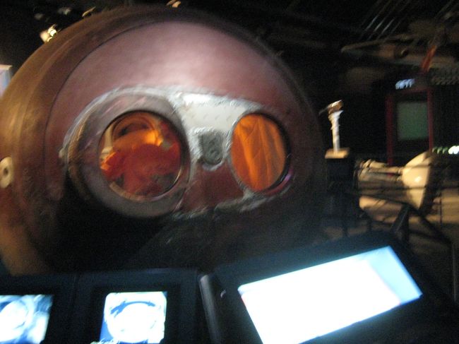 ■ヴォストーク帰還用宇宙カプセル(旧ソ連製)<br />このヴォストークカプセルは実際に飛行し、宇宙から帰還した実物です。大気圏への再突入の際に摩擦によって表面が焼けています。帰還用一人乗りで、機械船と切り離されて大気圏に再突入します。高度6000mでこのカプセルから飛行士が飛び出して、カプセルと分離します。カプセルと宇宙飛行士はそれぞれパラシュートで地上に帰還するようになっています。(ＨＰより)<br /><br />こちらは実際に宇宙から還ってきた本物っ！<br />