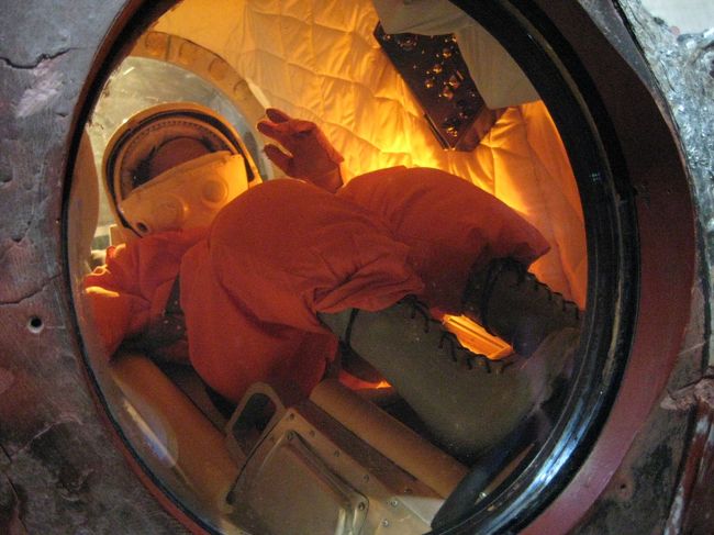 ■ヴォストーク帰還用宇宙カプセル(旧ソ連製)<br />こっちも狭い(笑)<br />大きくすれば費用もあがるでしょうし、ひとりならこれでじゅうぶんか。<br />でも、広大な宇宙にひとり、こんなコプセルで放り出されるなんて…想像しただけで怖い。孤独だ。