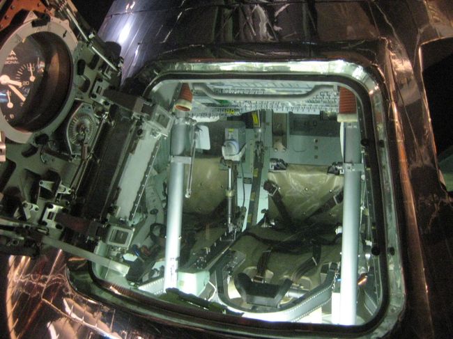 表面の耐熱シートは本物だそうです。<br />『宇宙兄弟』でヒビトが乗った帰還カプセルはこんなカタチでした。