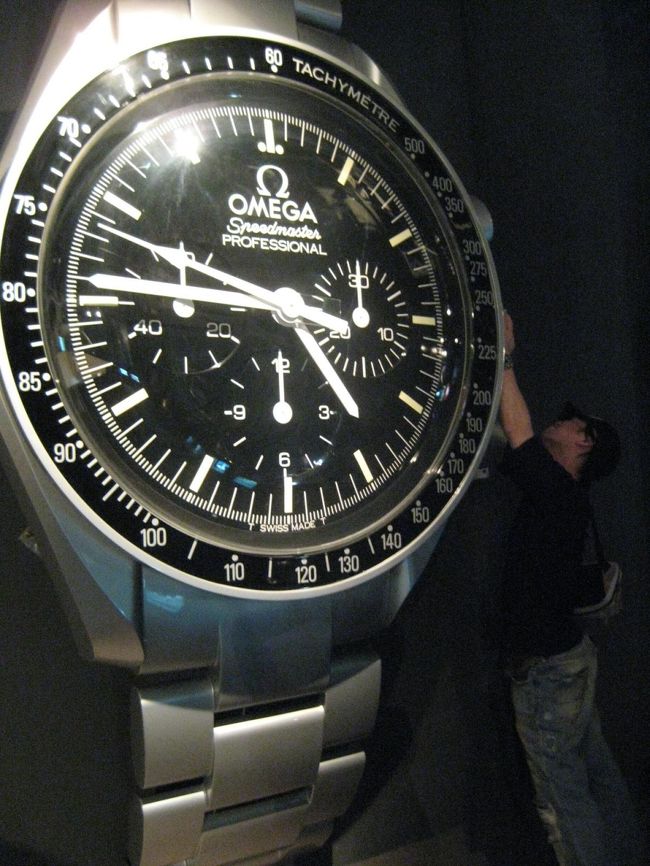 超巨大なオメガのスピードマスター!!<br />NASA による月面・宇宙船外での活動や、ロシアの航空宇宙庁による宇宙空間での使用が認められた唯一の時計なんだそうです。<br /><br />それにしても大きい(笑)<br />