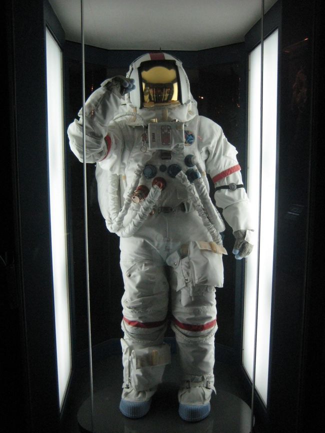 ■アポロ月面宇宙服<br />アポロ計画の際に月面で使用された宇宙服のレプリカ。素材は本物と同じものを使って再現しています。<br />ヘルメットのバイザー部分には純金が蒸着されており、太陽から降り注ぐ有害な光から宇宙飛行士を守っています。宇宙服の総重量は80kgにもなりますが、月面では重力が6分の1になるため、実際には14kg程度の重さになります。(ＨＰより)<br />