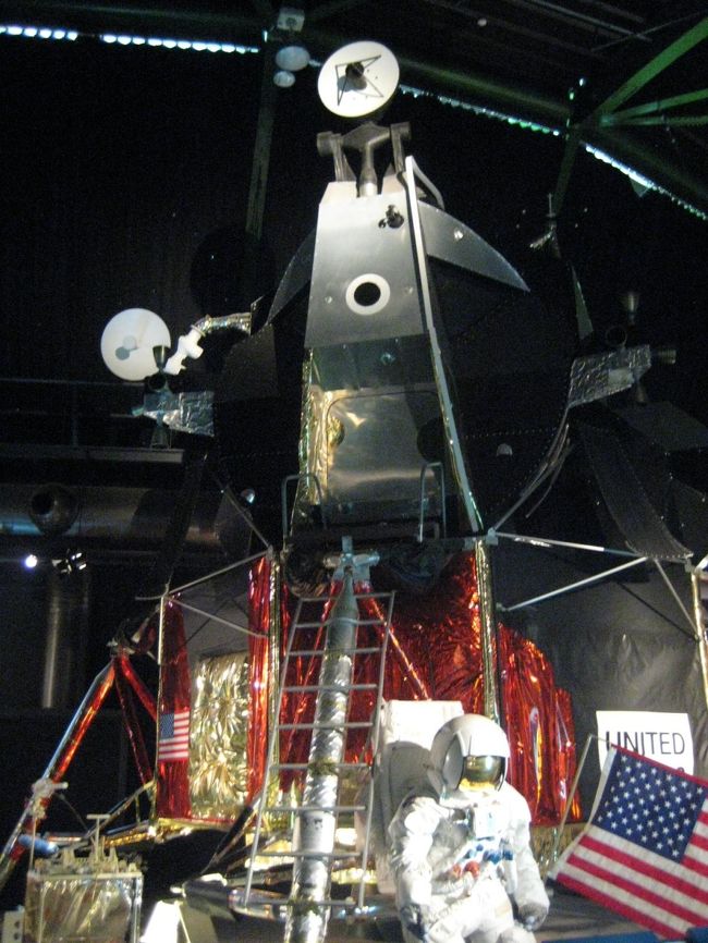 ■ アポロ月面着陸船　（アメリカ製）<br />このアポロ月面着陸船は、人類を月面に送り込んだ最終の17号をモデルに組み上げられたものです。当時の船長はユージン・ナーサンで当時ナーサン船長の使用した船内活動服と同じものが特別に壁面ギャラリーに飾られています。<br />映画『アポロ１３』で有名になったアポロ計画ですが、この計画は当時の科学の枠と英知を集めた人類の歴史的偉業でもありました。<br />ここに展示されている着陸船の、外壁に貼り付けてある金・銀・銅に輝くシートは実際に使用された素材と同一の素材です。<br />計測機器をつなげているケーブルコードはアポロ計画で予備材料として保存してあったもので、ここの展示で使い切ってしまい、最終ケーブルとなった物です。(ＨＰより)<br />