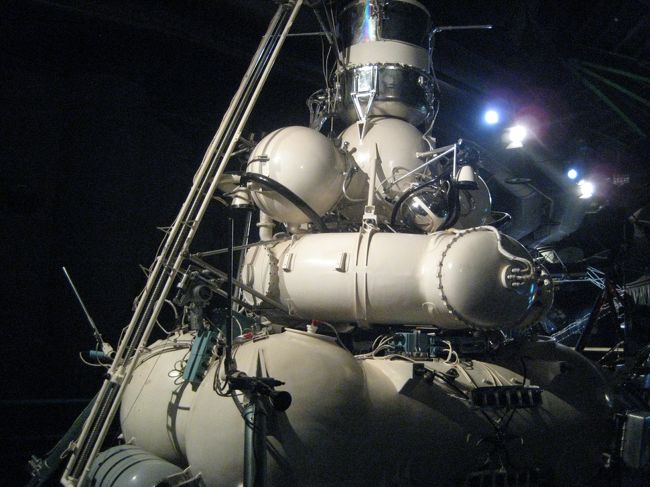 ■ ルナ24号月面着陸船　（旧ソ連製）<br />1976年8月、旧ソ連によって行われた最後の月面探査『ルナ計画』。この計画で使用されたのがルナ24号です。<br />ここに展示してあるルナ24号は実物のバックアップ機で、故障した場合すぐに使用できるように待機していたものです。<br />無人で月面に着陸し、地球からのコントロールで左側についているドリルで月面に穴を開け、土を採集し、それを頭部にある球形カプセルに密封して2段目を再び地上に向けて発射し、最終的には球形カプセルだけが地上に戻るという計画でした。(ＨＰより)<br />