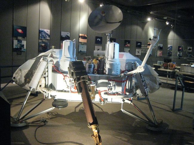 ■ バイキング火星着陸船　（アメリカ製）<br />ここに展示してあるバイキング火星着陸船は、その部分やパーツの多くが実験に使用されたものや、そのシリアルナンバー、シール等は実際の制作会社のものをそのまま使用しております。<br />博物館用展示モデルとして、できる限り忠実に本物を再現した、国内唯一の博物館用展示物です。(ＨＰより)