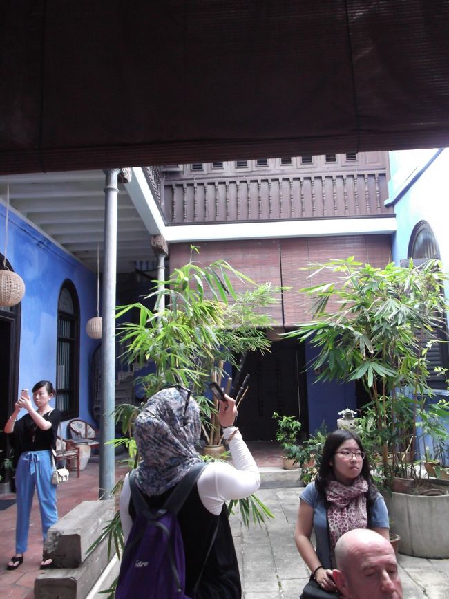 ツアーが終わり、表に出てみると外壁は鮮やかな青！思わず写真を撮りまくりました。