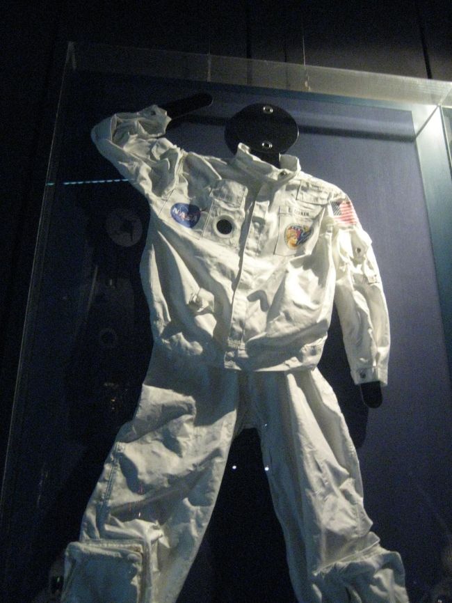 ほぼＨＰからの引用で済ませてしまった(爆)<br />だってね、実際見ているときは「ほぉー」とか「ヘェ〜」しか感想が出てこないのですよ。。。<br /><br />しかし！これはもう『宇宙兄弟』の世界！<br />マンガとリンクしまくりで、わたし興奮しまくり！<br />基本的にマンガを読まない相方には分かってもらえず、残念。<br />（むしろ白い目で見られてたような･･･)<br /><br />ＪＡＸＡでも宇宙関連の展示はあるようですが、北陸・能登半島にこれだけの展示があるってことが「すごい」です。<br />実際に見るまでは、ちょっとバカにしてました。ごめんなさい！