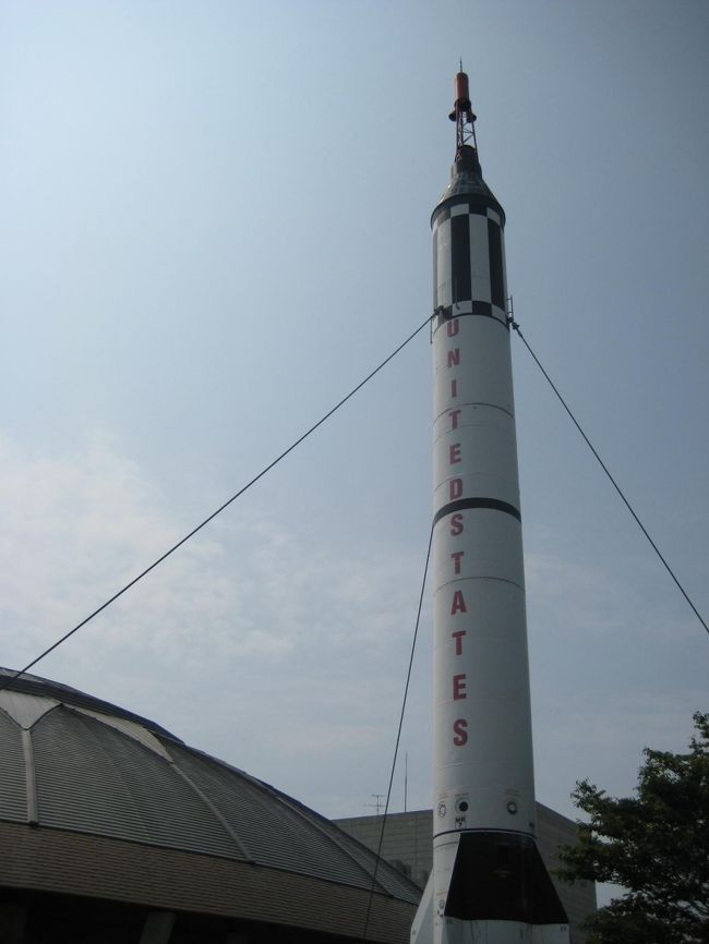 着いてみると、ＵＦＯに似せたようなドーム型の建物。<br />そして・・・どぉーんとロケット？？！<br />■ マーキュリー・レッドストーン・ロケット（アメリカ製）<br />このロケットは「近代ロケット工学の祖」と言われたヘルマン・オーベルトの弟子であるフォン・ブラウンがドイツからアメリカへ渡った1952年に開発された。<br />アメリカ初の有人宇宙飛行の「マーキュリー計画」ではアトラスエンジンが間に合わなかったため、このレッドストーンが打ち上げロケットとして使用され、2回の弾道飛行を行ったものです。1段目、2段目は実物のロケット胴体です。（ＨＰより）<br /><br />･･･すごい。この施設、本気だわ。<br />期待、高まる！(笑)
