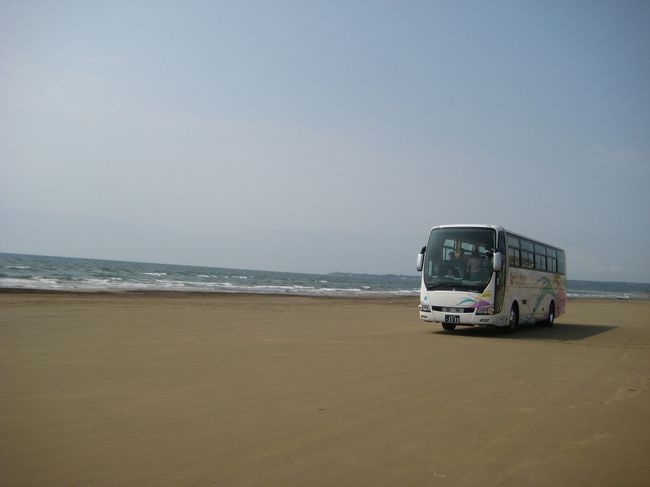 どーんと観光バス！<br />普通じゃアリエナイ光景(笑)<br /><br />ココは千里浜なぎさドライブウェイといいまして、日本で唯一、砂浜を乗用車で走れるスポットなのですっ！！<br />バスやバイク、自転車でも砂浜を走ることができ、まさしく「なんでも走れる砂浜」！<br />http://chirihama.com/<br />ドライブしながら南下し、金沢市を目指しますっ！