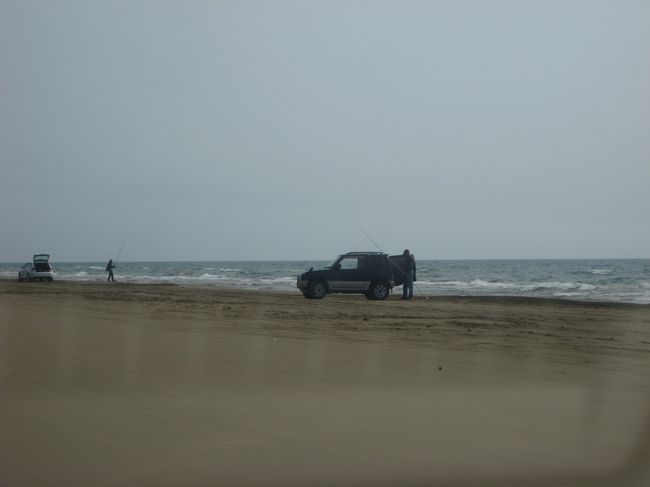 ギリギリまで車を出して、釣りをしている人もいました。