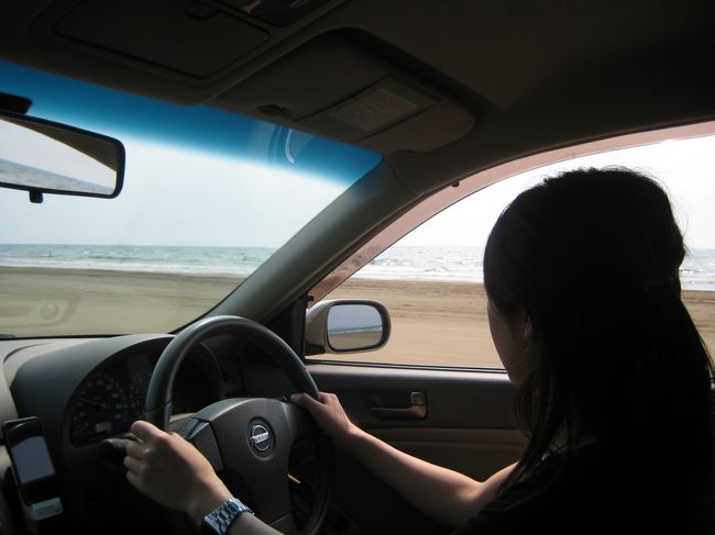 とっても楽しいドライブでしたが、気になるのは近年問題視されているという、深刻な砂浜の侵食･･･。<br /><br />千里浜海岸は、波の侵食により１０年で約１２メートルも侵食されているという報告があります。このままでは、あと１５〜２０年後には千里浜渚ドライブウェイがなくなってしまうのでは?!と危惧されているそうです。<br />気になる方は早めに行ってくださいっ！<br />