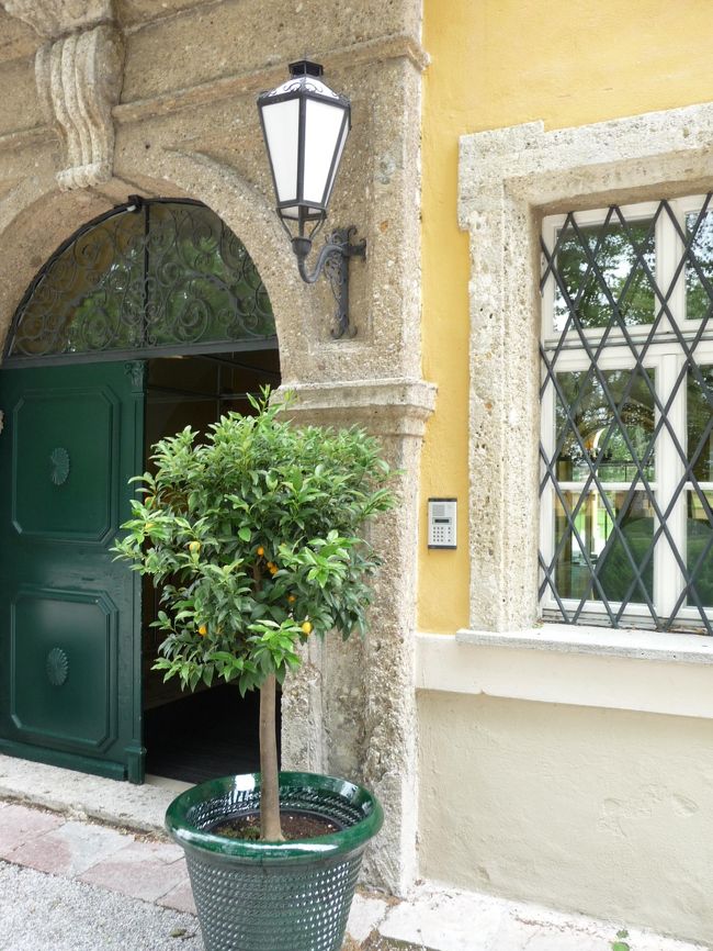 0:22：44<br />フローンブルク宮殿の入り口。<br />マリアは玄関で立ち止まり、ドアのベルを押す。<br />実際の入り口にはベルはなく、インターフォンが付いています。<br /><br />2008/07/09