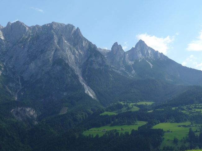 0:56：15<br />シャフベルク登山鉄道の次に現れるシーン<br />映画ではいかにもシャフベルク山のように思われていますが<br />ここはヴェルフェン。<br />ザルツブルクから鉄道で約40分。<br />このロケ地はヴェルフェン駅から歩いて45分程度のところです。<br />到着した時は天気にも恵まれあのシーンそのものが目の前に広がりました。<br />詳細は旅行記にアップしています。<br />ヨーロッパ鉄道の旅ドイツ・オーストリア【8】オーストリア１．<br />《名画のロケ地を訪ねてTHE SOUND OF MUSIC DoReMi　》<br /><br />2008/07/10