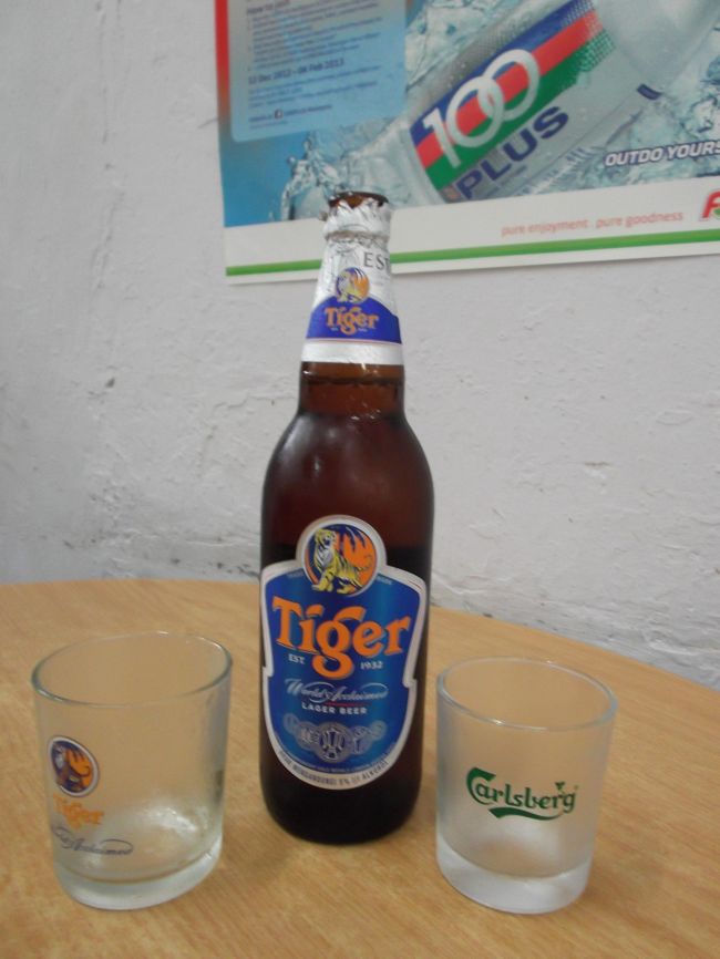 世界遺産観光終了！シーフードレストランで夕食です。タイガービールで乾杯！！