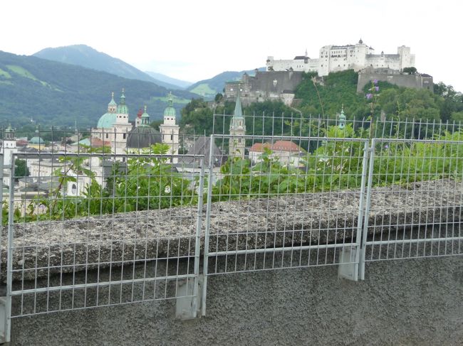 01：00：06<br />マリアと子供達が手をつないで歩きながら歌うシーン<br />メンヒスベルクの丘〜後方にホーエンザルツブルク城<br />♯ドレミの歌<br /><br />2008/07/09