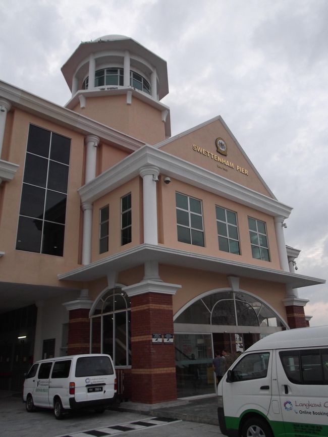 ホテルでツアーにピックアップしてもらい、ボートで島へ行きます。