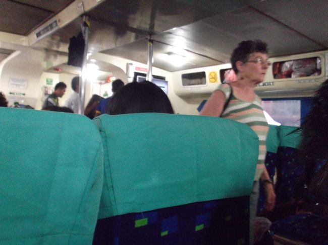 ボートの内部。シートは飛行機のお下がりを使っていました。