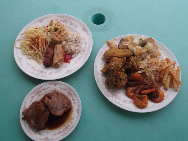 ランチタイムはポンツーンの上でバイキングです。