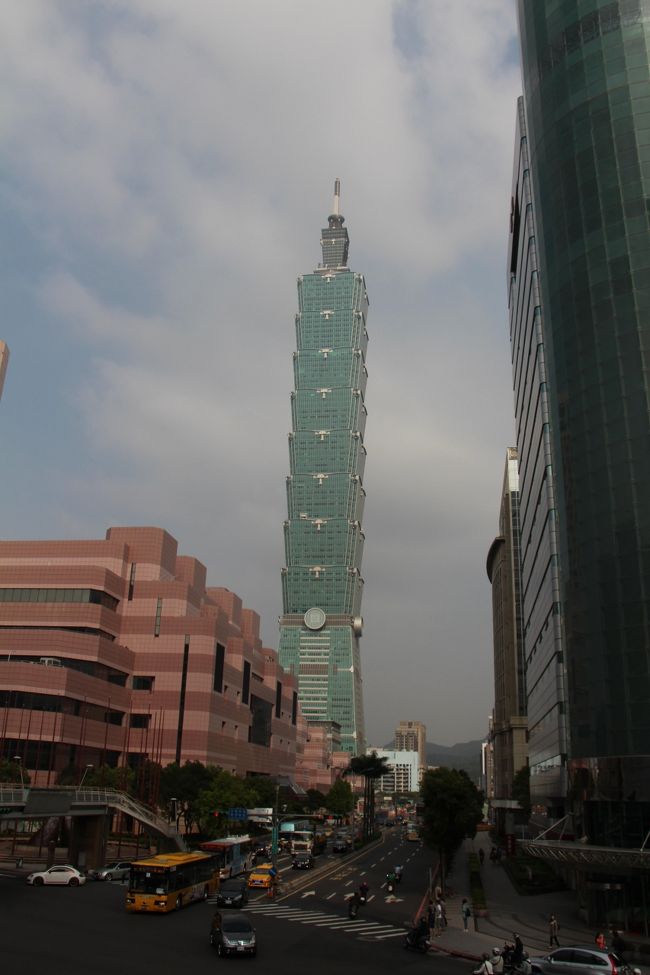 【1日目】台北101<br /><br />國際會議中心手前の歩道橋の上から撮影<br /><br /><br />101の全体像はここから綺麗に撮れました。