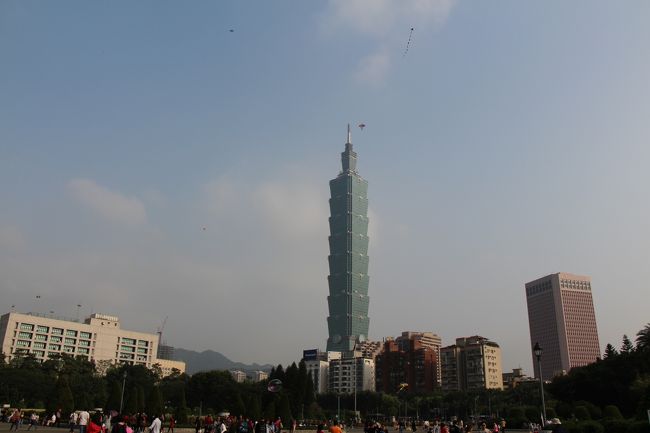 【1日目】國父記念館<br /><br />國父記念館から台北101を撮影<br /><br /><br /><br />たくさんのおっちゃんが凧揚げしてます。