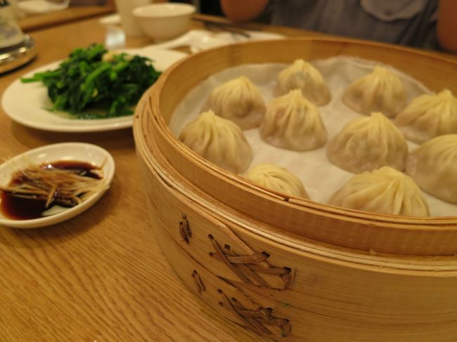 【1日目】鼎泰豐（ディンタイフォン）<br /><br />小龍包は普通に美味しかったです。<br /><br />豆苗の炒め物も美味しい。<br />にんにくパワーで元気いっぱい。<br />