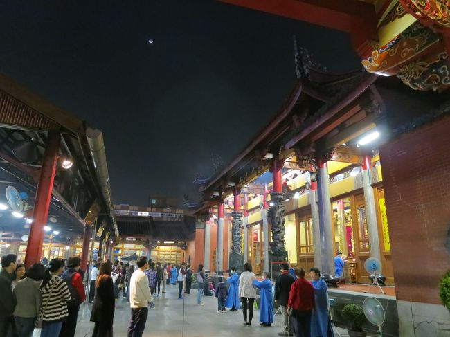 【1日目】行天宮<br /><br /><br />こんな感じで列に並んでお祓いをしてもらいます。<br /><br /><br />お祓いを受けるときに中国語で名前を聞かれます。<br />言葉がわからなければ、何も言わなくても大丈夫みたい。<br /><br />自分がしてもらった人は、名前を言ったら<br />中国語で日本人？と聞いてくれたりしました。<br /><br /><br />行天宮に行く機会があれば、せっかくなので<br />お祓いしてもらうのもいいと思います。