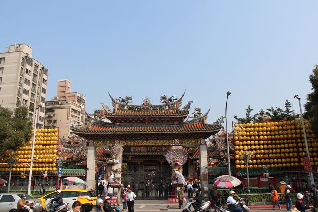 【2日目】龍山寺<br /><br />写真の「龍山寺」と書いてあるところは電光掲示板です。<br /><br />文字が流れていく中、「龍山寺」が表示された瞬間に<br />シャッターをパシャリと。