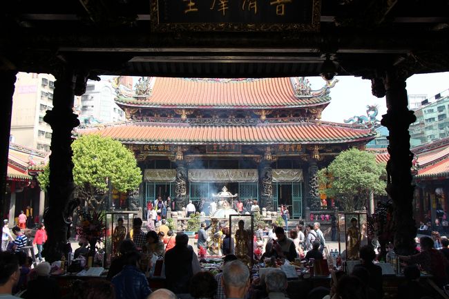 【2日目】龍山寺<br /><br />みんなお祈り中