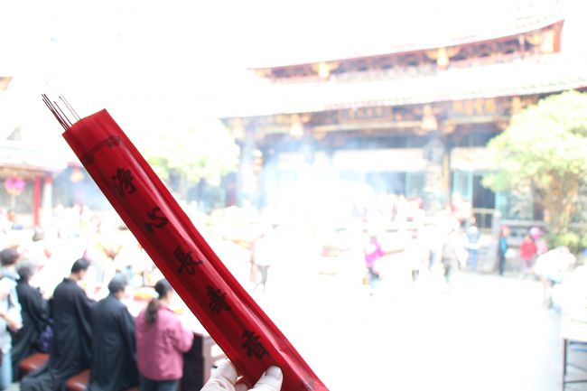 【2日目】龍山寺<br /><br />一緒にお祈り<br /><br />線香を入り口で買って火をつけ、<br />寺を一周しながら参拝します。<br /><br /><br />参拝やおみくじの引き方は、その辺にいるおっちゃんが<br />教えてくれます。<br /><br /><br />