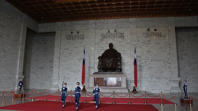【2日目】中正記念堂<br /><br />記念堂のなかにある蒋介石元総統のブロンズ像と衛兵<br /><br /><br />この写真は、衛兵の交代式です。<br /><br />1時間毎に実施されており、タイミングを逃すと見れません。<br /><br /><br />危なく見逃すことでした。