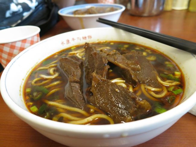 【2日目】永康牛肉麺<br /><br />一番メジャーな牛肉麺を注文。<br /><br />ちょっと辛いけど、美味しかった。<br /><br /><br />サイズは小で注文しました。<br />辛くないのもあるみたいです。