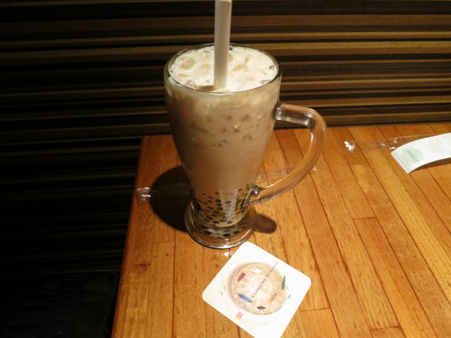 【2日目】春水堂<br /><br />タピオカミルクティー甘くて<br />疲れが取れました。美味しかった。<br /><br />タピオカは味ありませんな。<br /><br />最後にタピオカだけ残ってしまい、<br />上手な飲み方あるのだろうかとしばし考える。<br /><br /><br />サイズは小と大（中だったかも）あって、<br />写真は大です。<br /><br />個人的には小でよかったけど、お店で飲む場合<br />NT＄100（/人）以上消費とあるため、大サイズを注文。<br />（小はNT＄70だった気がします。ほかのものを注文してもOKです。）<br /><br /><br />ミルクティーだけでそこそこお腹いっぱいです。<br /><br /><br />そういえば、帰りの松山空港にも店舗がありました。
