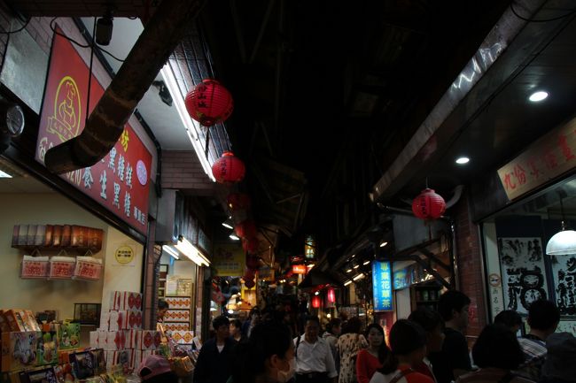 【2日目】九ふん<br /><br />石段と交差するアーケード街です。<br /><br />ここも人がいっぱいで活気があります。<br /><br /><br /><br />