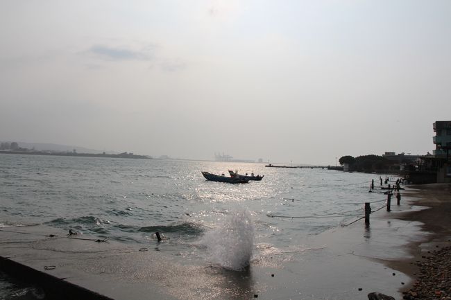 【3日目】淡水<br /><br />夕景のベストスポットである漁人碼頭へ移動中<br /><br /><br />紅毛城から歩いて行けると思ってたら、すごい遠かった。<br />途中で挫折してタクシーをひろう。