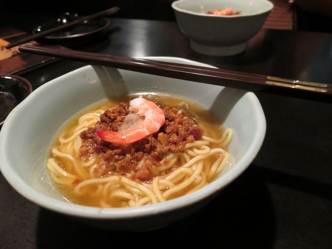【3日目】度小月<br /><br />担仔麺の名店です。<br /><br />量が少なめで夜食にぴったり。<br /><br />但し、結構にんにくが効いてました。<br /><br />パクチー入れるかも聞いてくれます。<br />写真は入ってません。