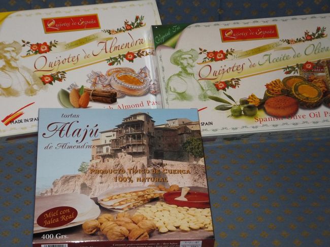 スペインで買ったお菓子。<br />上の２つはアーモンドの粉を固めて作ったよなお菓子で４種類の箱を見ました。<br />下の箱はクエンカで買った甘いお菓子。
