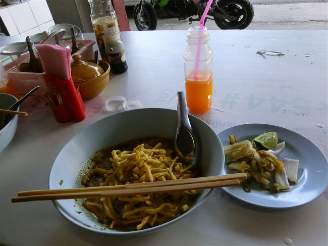 ファーハム通りの「サムー・ジャイ」超有名店なのでお店の名前を言ったら必ずわかるらしい。チェンマイ料理のカオソーイ（まろやかなココナッツカレーのスープに玉子麺）は去年初めて食べてすっかりはまって東京でもタイ料理の店で何度か食べたけど日本人向けにアレンジされているので満足する味とはいえず今回チェンマイで食べるカオソーイを楽しみにしていました。一杯30バーツ。量が少ないのでペロリです。