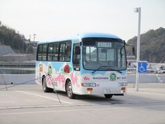 まずは町営バスでベネッセアートサイトの入口、つつじ荘へ向かうべくバス停へ
　時刻表を見ると9:05発があり、1番の乗り場でこれを待つことにしました。

バスの時刻表
　　http://www.naoshima.net/guide_map/naoshima_timetable_of_town_bus_2013-01.pdf

すると案内係をしてくださっている感じのお兄さんが、「どちらへ行かれます？」と声をかけてくれたので、「先ずは、地中美術館に行こうと思ってます。」と言うと、「それでしたら、9時過ぎに地中博物館行きの臨時便が出るかもしれません、確認してきますのでしばらくここで待っててください。」との返答、数分後、まもなく臨時の地中美術館行き直行便が来るとのこと、3番乗り場に移動して待つこととしました。

するとまもなくバスが到着、同時に高松からのフェリーも到着し、地中美術館直行バスは立乗客一杯の超満員状態となり、いざ出発！

バスは、路線バスのように本村方面には向かわず最短距離で地中観術館チケットセンターへ、約10分で到着しました。

距離的には歩きでも行けそうですね、時間があれば徒歩でゆっくり島の自然を感じながら巡るのもいいかも、

直島ウォーキングマップ
http://www.naoshima.net/guide_map/naoshima_walking_map.pdf