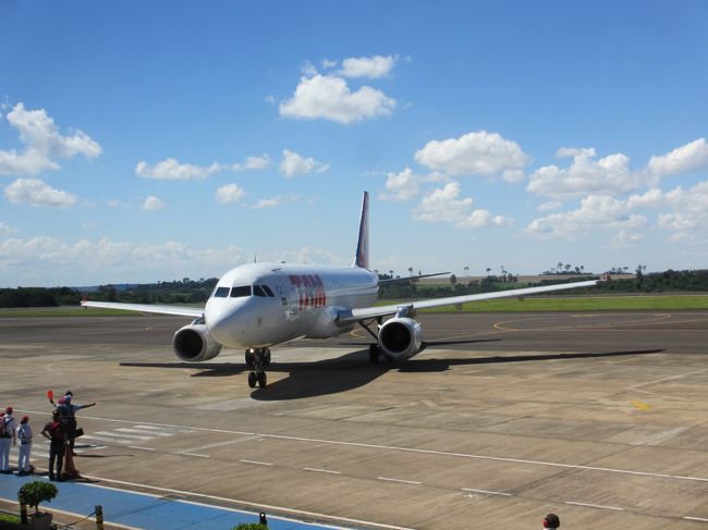 イグアス行きの飛行機は少しデカイのを使ってる