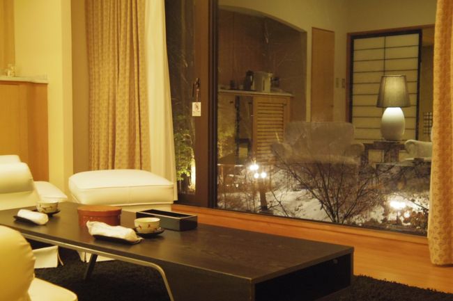 お部屋に戻って<br />ソファーでまったり。<br /><br />お部屋にはマントルピースがあるので<br />外の雪景色を見ながら至福のひと時です