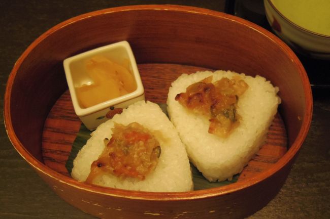 チェックインの時にお願いしておいた夜食のおにぎり<br /><br />美味しかった！