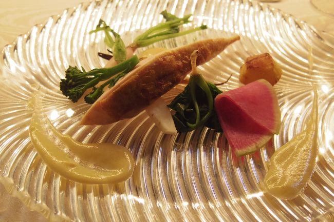 コースは<br />前菜・スープ・メイン・スイーツです