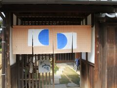 バスで約10分、本村農協前に到着、バス停のすぐ横に石井商店さんを発見、
ここで昼食をとることにしました。

石井商店さんの情報
　http://www.naoshima.net/food_shop/food/ishi_syoten_syokudo/index.html