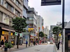 そいでもって藤沢駅前に到着でござるよ。
駐輪場に自転車を停めて夫婦で散策。
昼飯処を探す。

旦那 ｢何食べたい？｣
奥様 ｢しらす丼｣

即答かい！