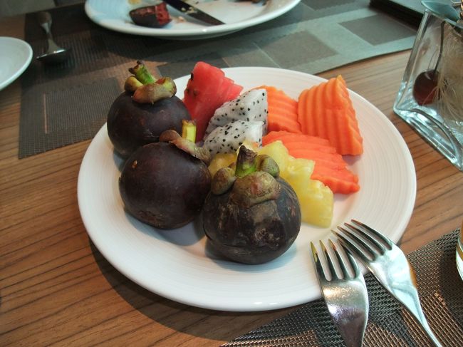 マンゴスチン☆美味しい〜♪<br />朝食を食べながら作戦会議。<br />私が、、延長料金が高くなかったら、18時までチェックアウトを延長しよう！と提案。　<br />エグゼクティブフロントで聞いてみたら!<br />日本円にして、1軒飲みに行く価格で延長できる事が判明☆　<br />私、即決しましたーー♪　<br />だって、、シャワー入って帰りたいもん☆