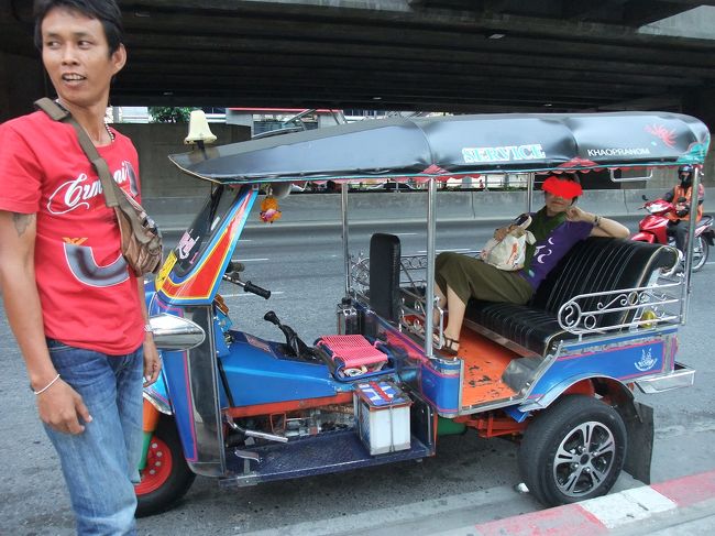 外出です☆<br />人生初めての！！念願の！！トゥクトゥク☆<br />ホテルのﾎﾟｰﾀｰに現地値段を聞いてから、お兄さんと交渉！