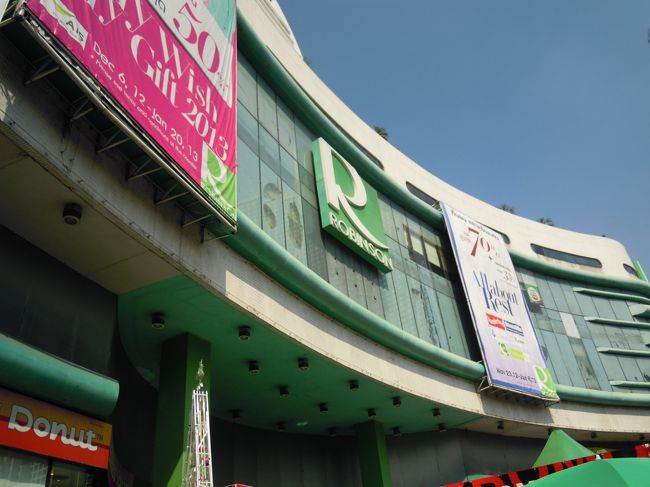 目的地に到着。<br />ホテル周辺にある地元のデパートへ。<br />デパートというか、、うーん。田舎のスーパー的デパートみたい☆