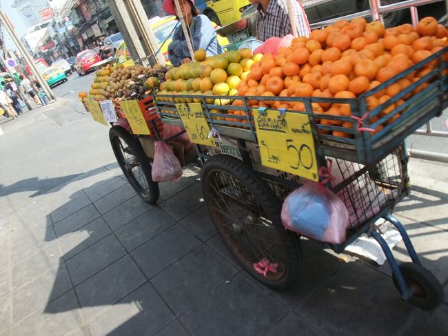 次の目的地へ移動！<br />タクシーで！！と思いきや、、、徒歩(笑)<br /><br />フルーツ買いたい！！
