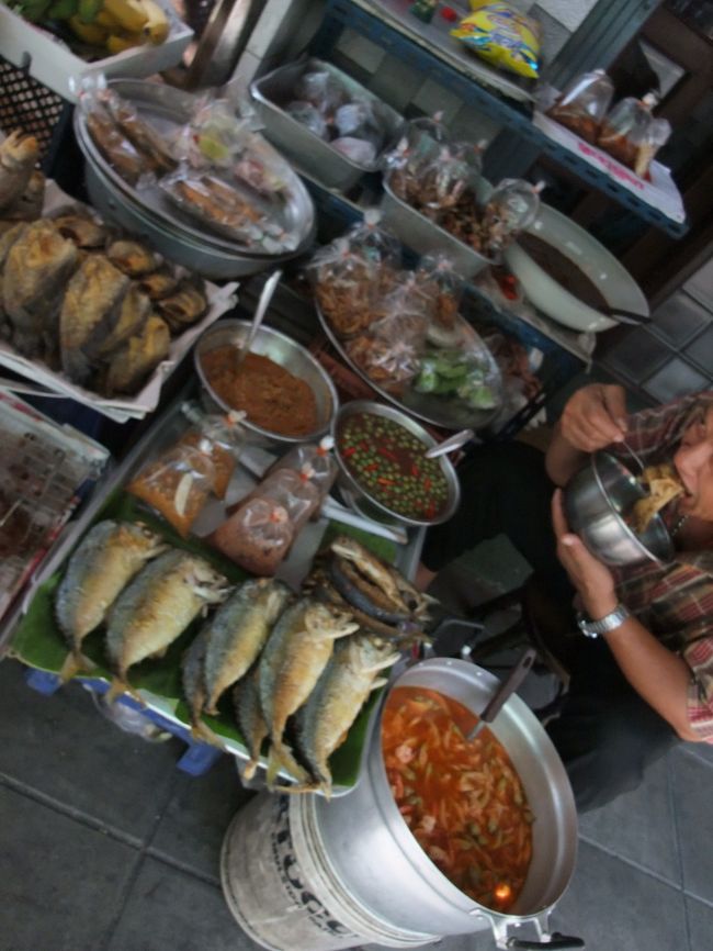 惣菜売ってる！<br />つーか、お店の人何か食べてる！