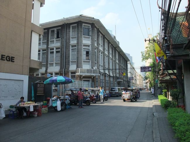 目的にに近くなったけど、、え？？こんなとこ曲がるの？？<br /> <br />声をかけてきたトゥクトゥクのオジサン。<br />ホテルへ行くんだ！と行ったら丁寧に道順教えてくれた！