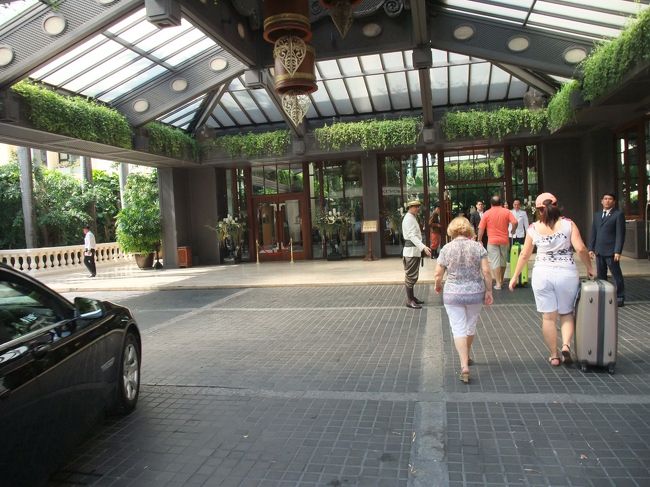 玄関から入ります。<br />アタシたちの服装大丈夫かしら？？と思ったけど、<br />前の宿泊客が大丈夫だから！安心！